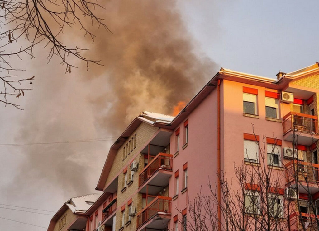 Veliki požar u Novom Sadu gori krov zgrade Okvir