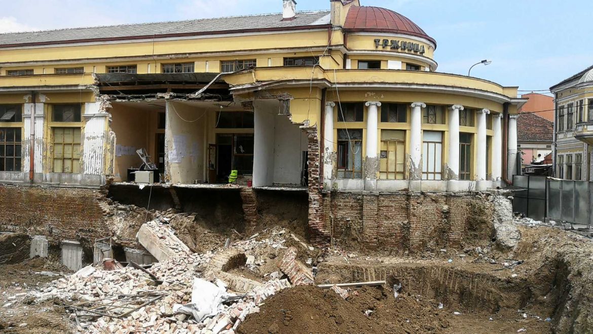 Urušio se zid upravne zgrade Zelene pijace u centru Kragujevca