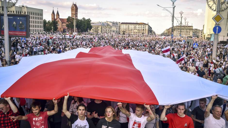 Desetine hiljada demonstranata u Minsku, policija uhapsila 250 ljudi