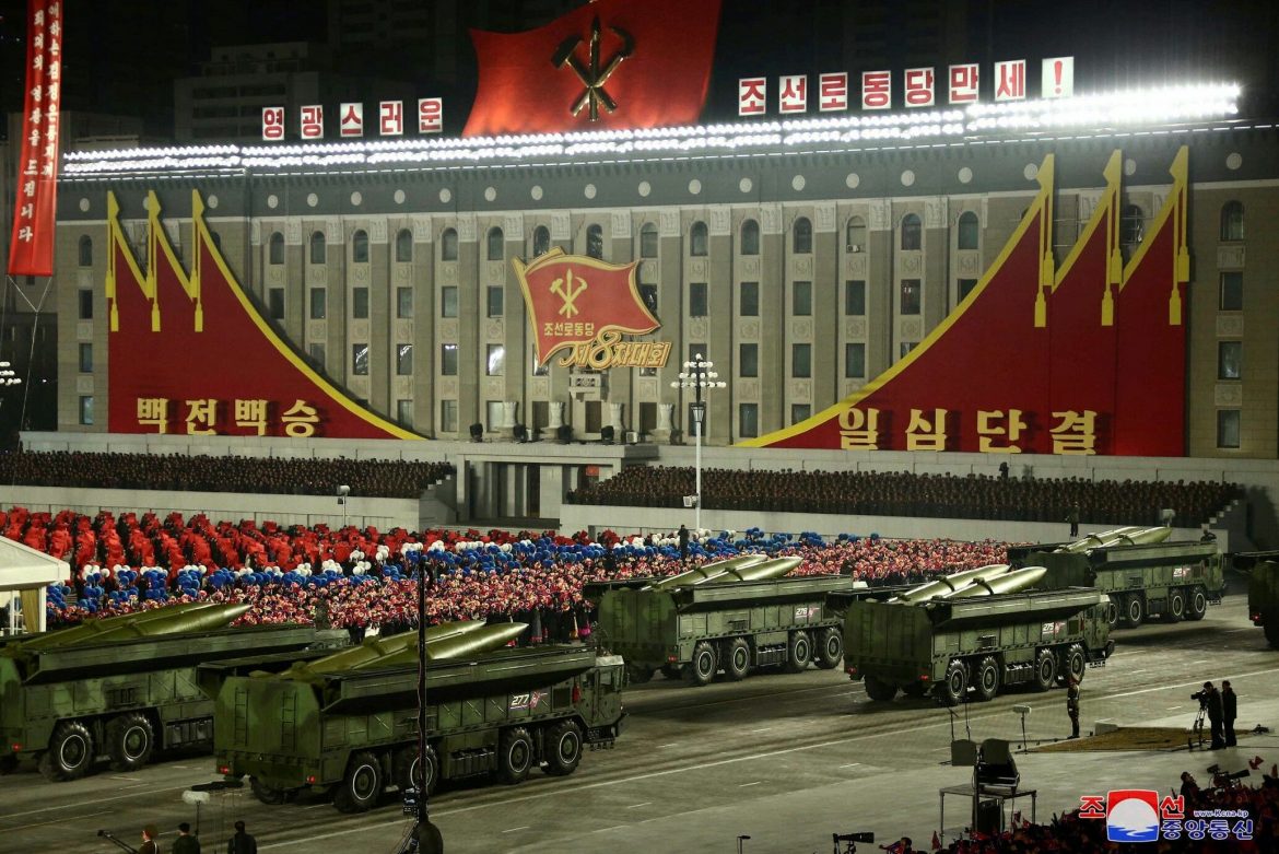Održana vojna parada u Pjongjangu, predstavljeno „najmoćnije oružje na svetu“