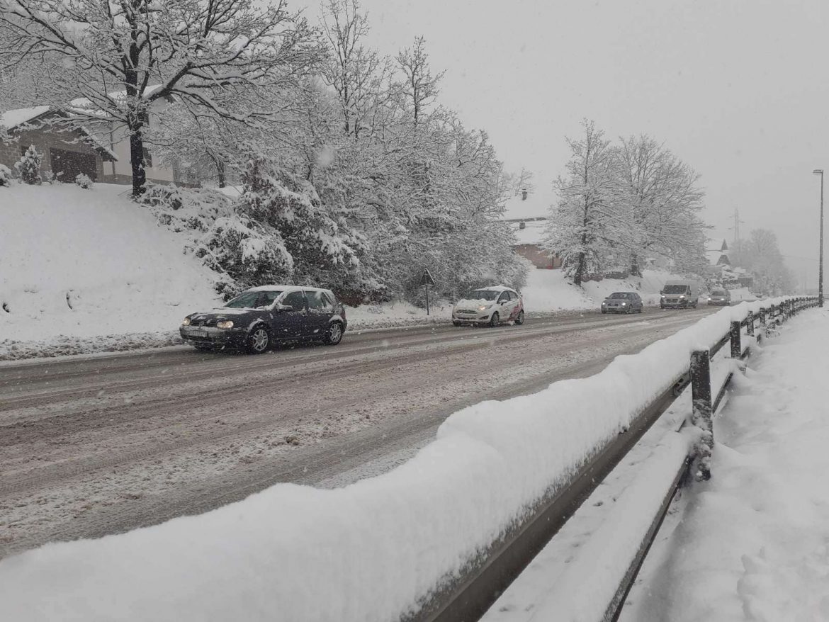 Apel vozačima na poseban oprez zbog snega