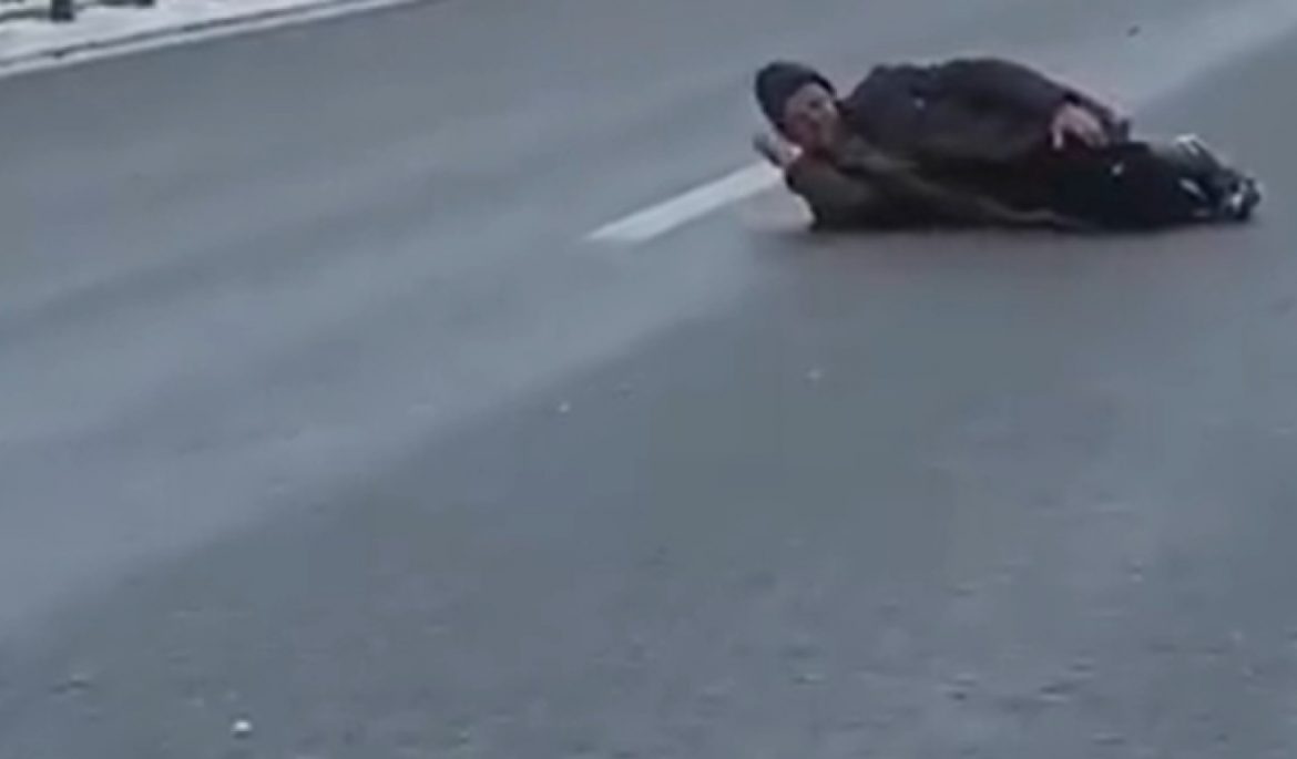 Muškarac ležao na autoputu,policija Čačka ga zbrinula