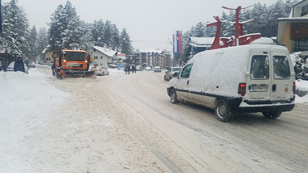 Na većini puteva zimski uslovi i sneg, saobraćaj otežan