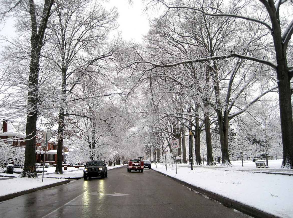Oprez u vožnji, kolovozi vlažni i sa snegom