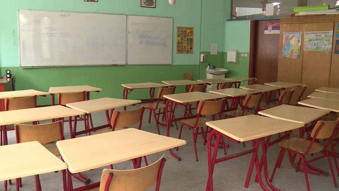 Blic: Porast broja zaraženih učenika i nastavnika koronavirusom