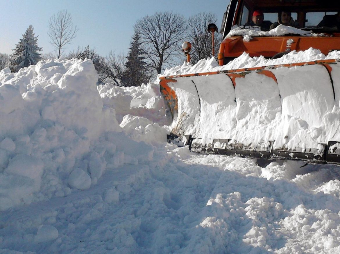 Vanredna situacija u Crnoj Travi zbog snega koji neprestano pada