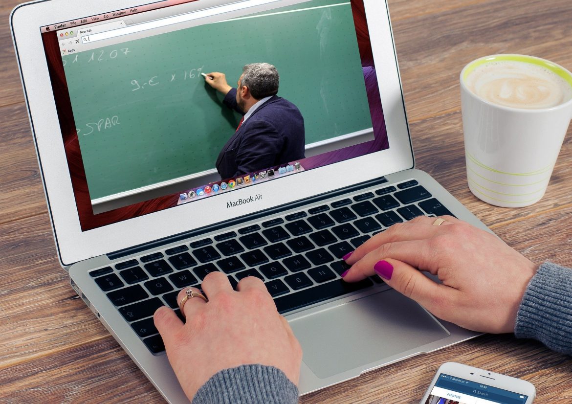 Sindikat prosvete traži da se  u celom obrazovnom sistemu pređe na onlajn nastavu