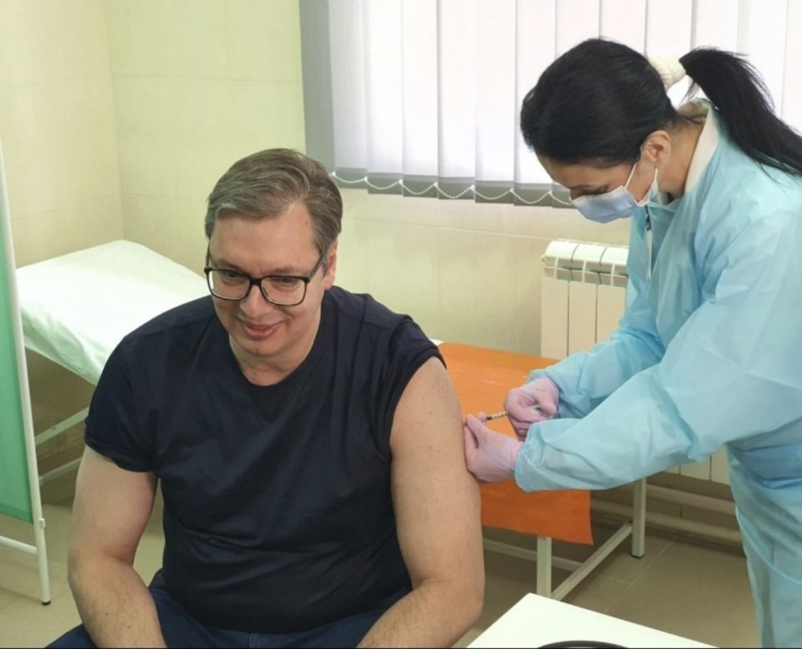 Predsednik Vučić vakcinisan kineskom vakcinom u Rudnoj Glavi