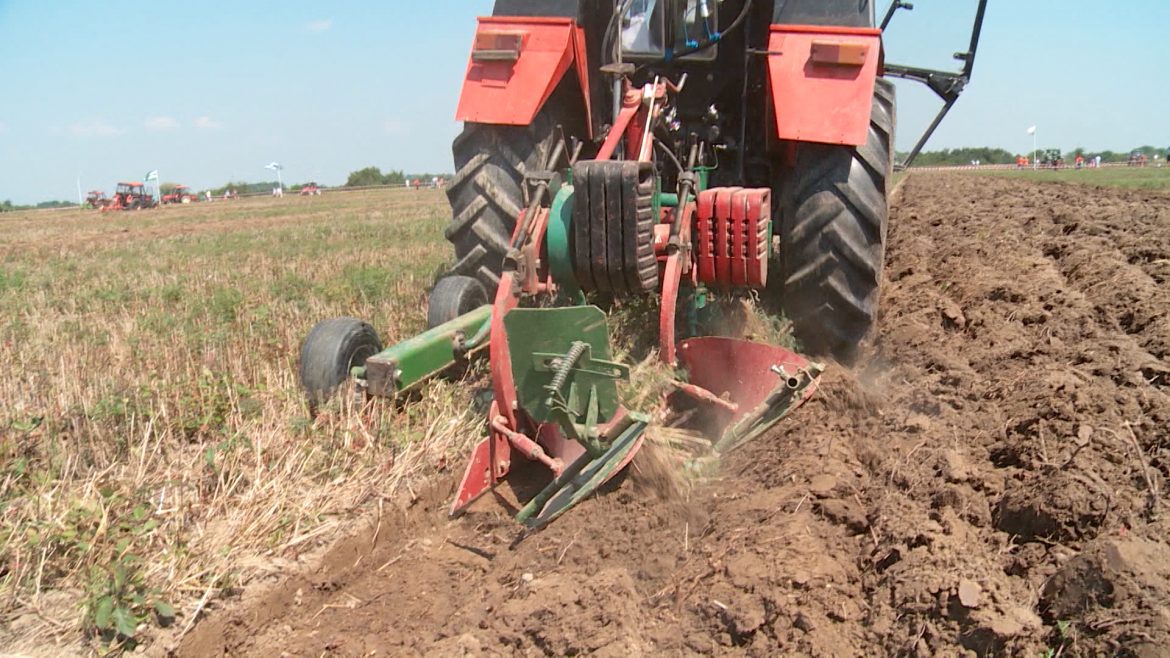 Tri decenije stari traktori obrađuju njive u Srbiji, za nabavku novih nema novca