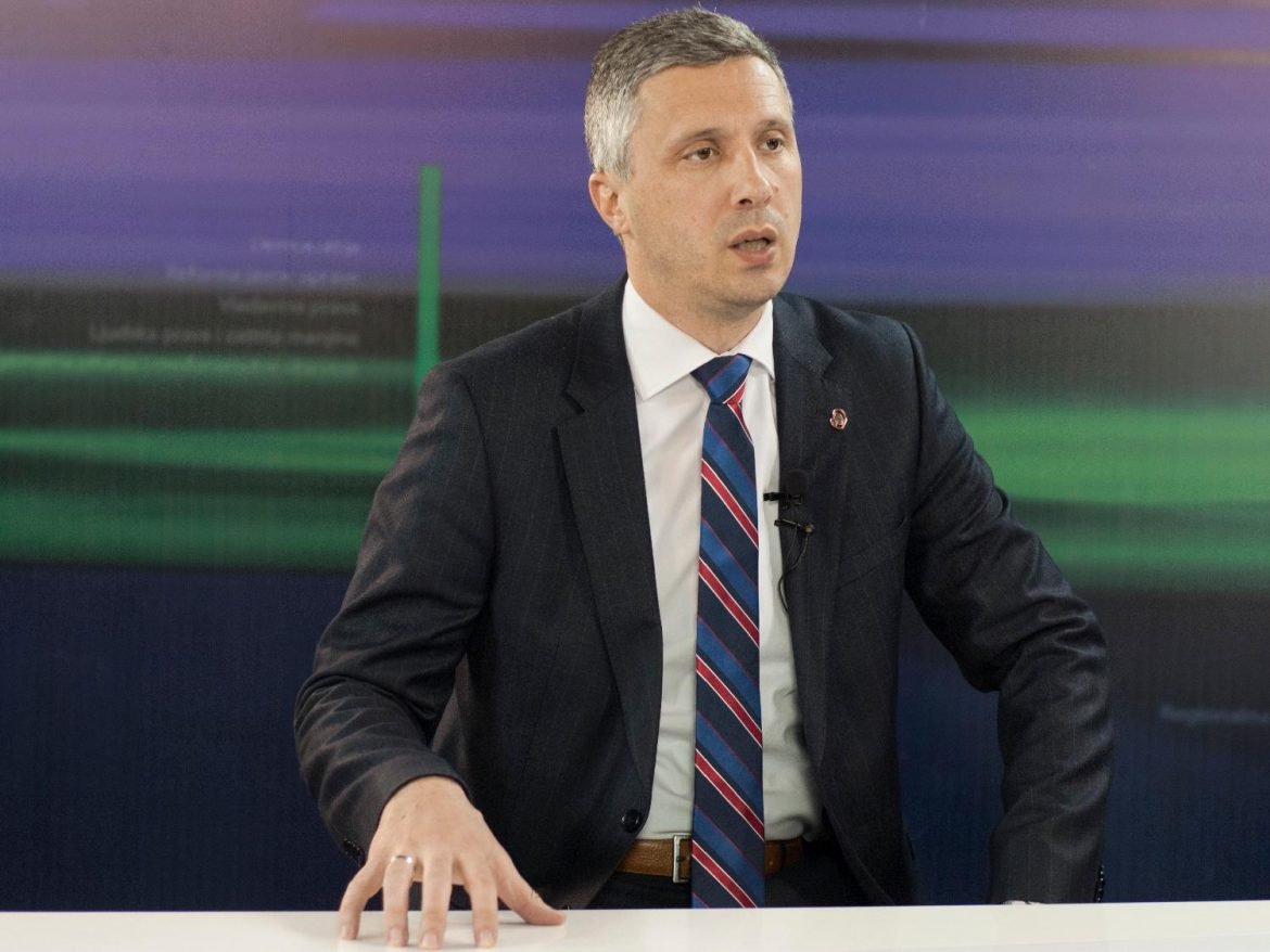 Obradović pozvao Vučića da ne potpiše „antihrišćanske i antiporodične“ zakone