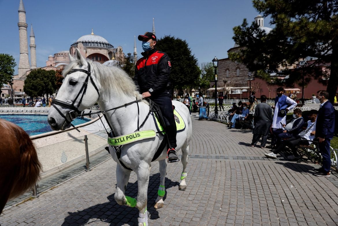 Turska ublažila mere, ali policijski čas ostaje na snazi