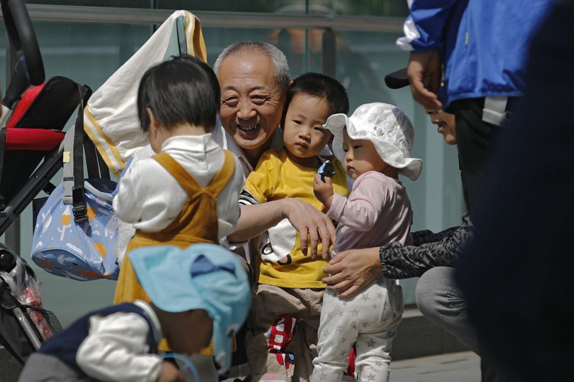 Kina odobrila porodicama da imaju troje dece