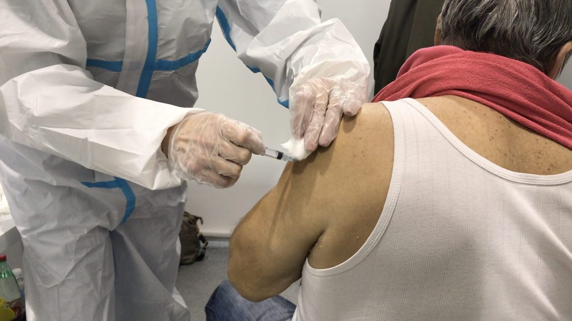 U Crnoj Gori počela masovna vakcinacija protiv koronavirusa