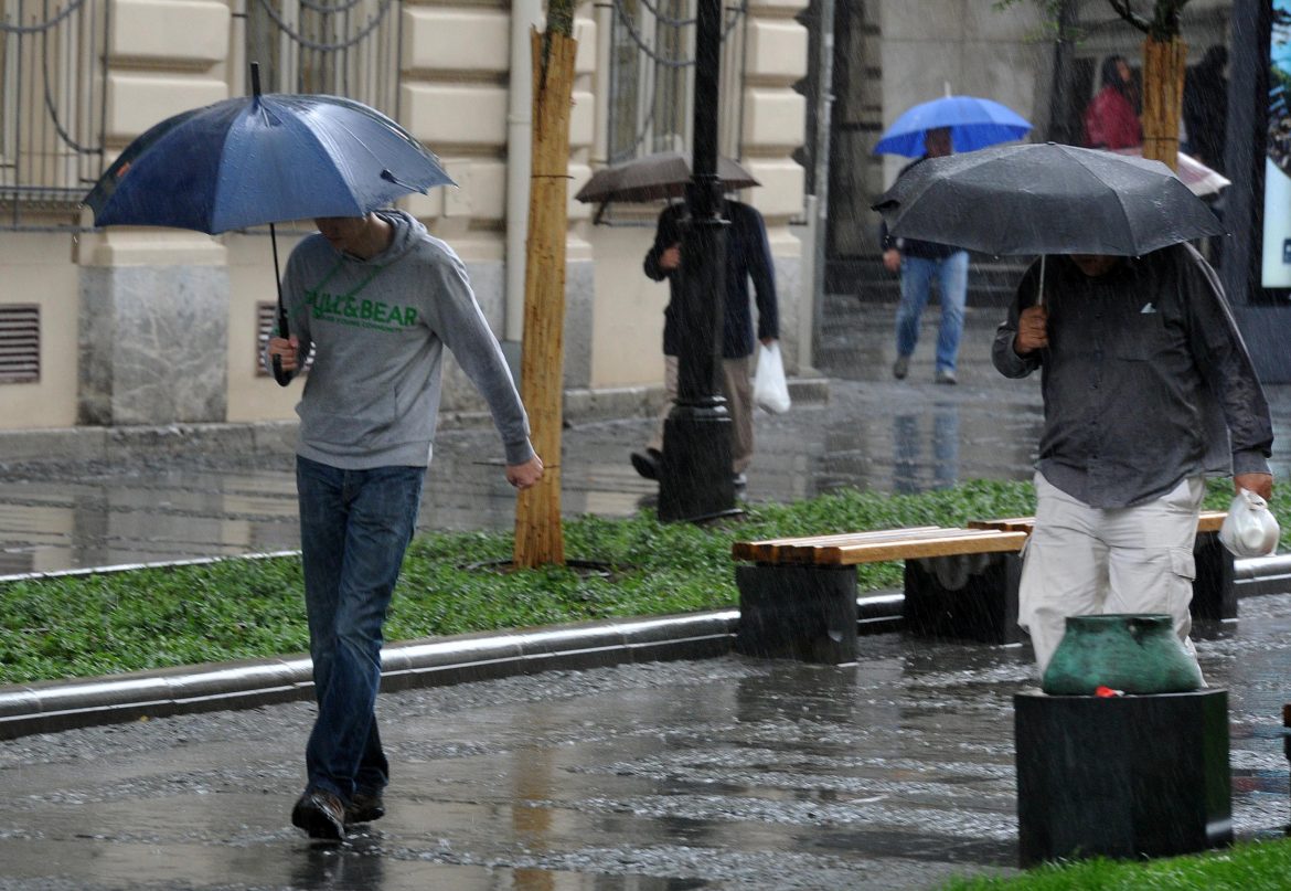 U Srbiji kiša i pljuskovi, popodne stiže promena vremena