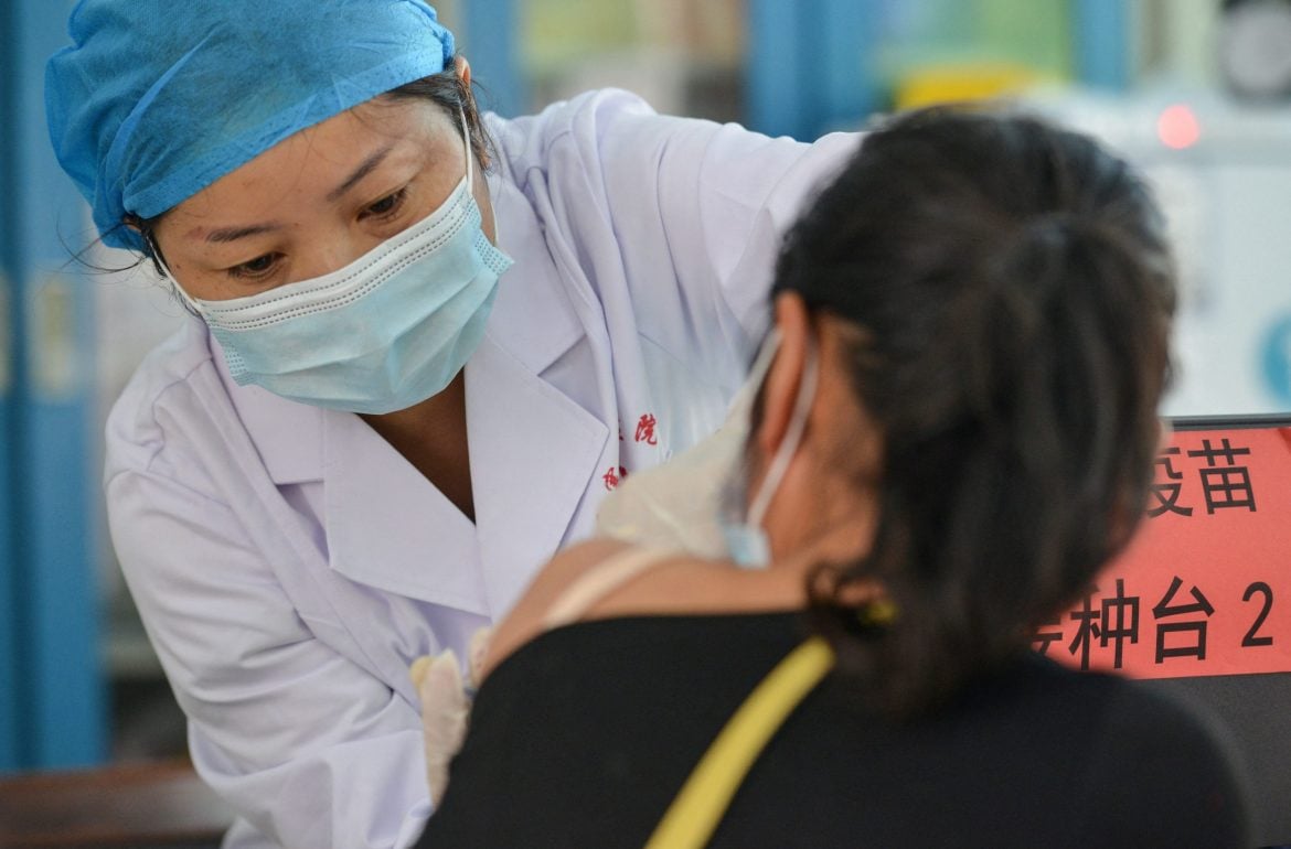 U Kini više od 680 miliona ljudi primilo bar jednu dozu vakcine protiv korona virusa