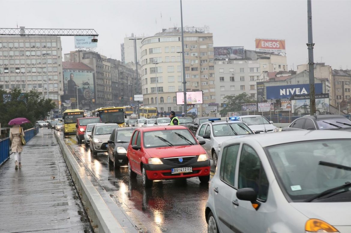 AMSS: Više pažnje u vožnji zbog najavljene kiše i pljuskova