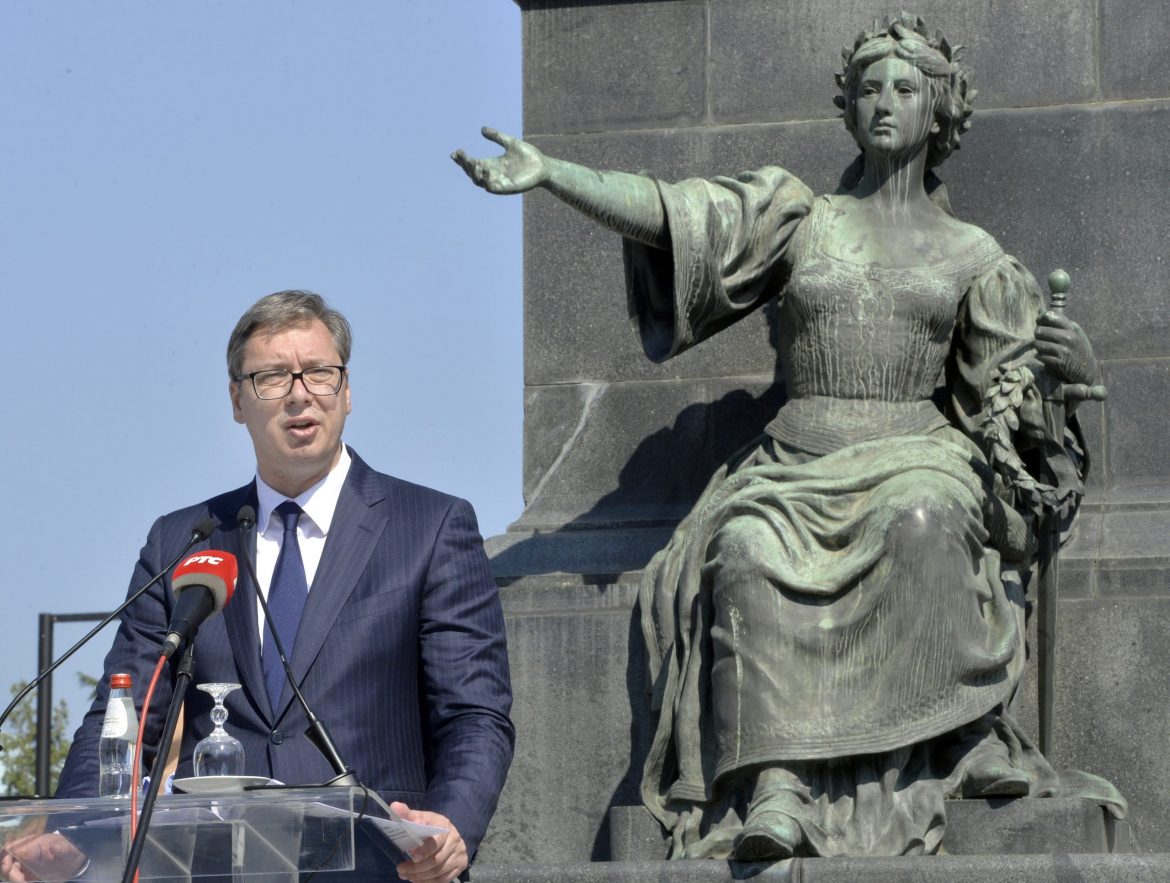 Vučić položio venac na Spomenik kosovskim junacima u Kruševcu