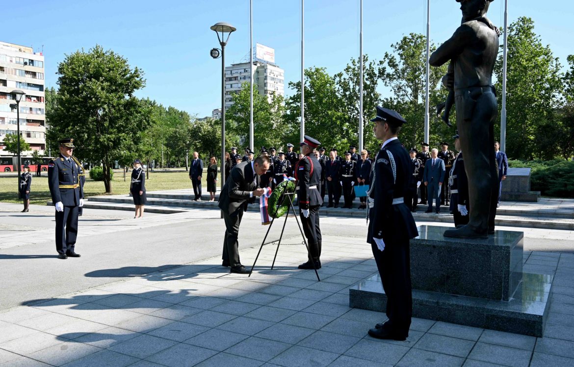 Vulin položio venac u znak sećanja na poginule pripadnike policije