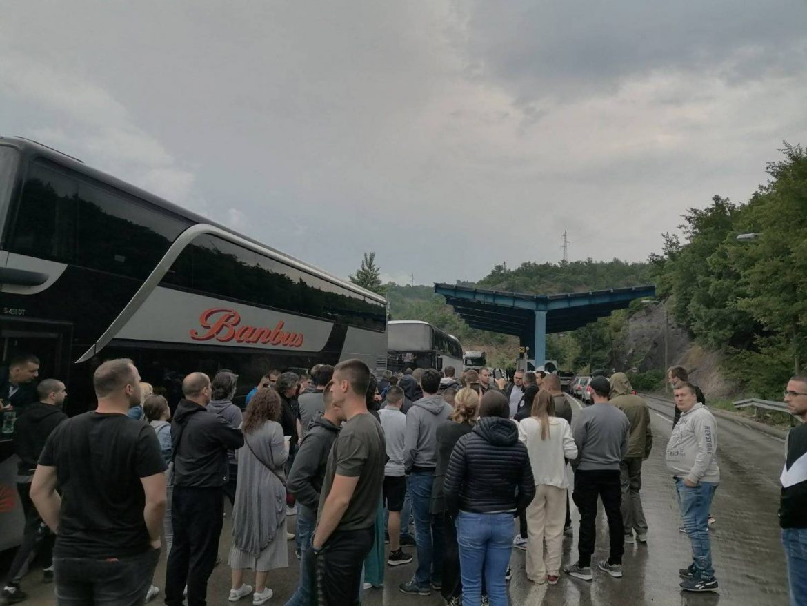 Dva autobusa vraćena sa Jarinja, nije dozvoljen prolazak