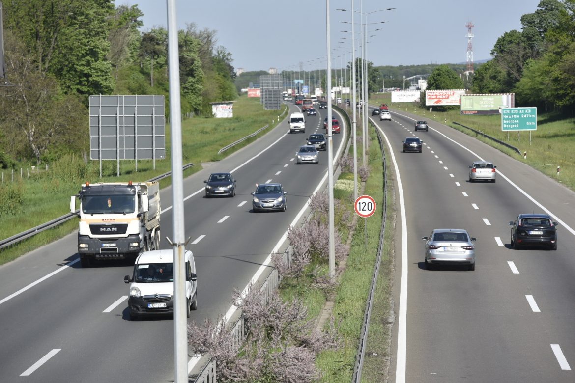 Pojačan intenzitet saobraćaja, nema gužvi na granicama