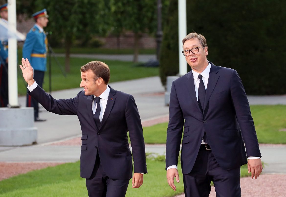 Vučić čestitao Makronu nacionalni praznik Francuske