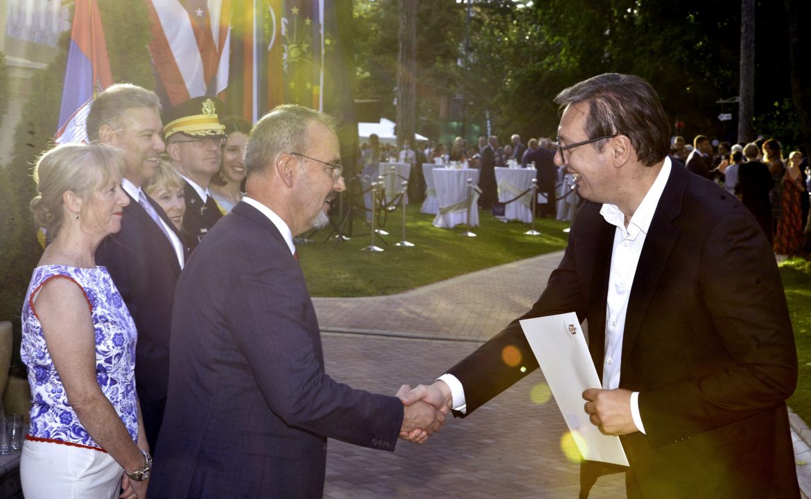Vučić čestitao Dan nezavisnosti SAD Godfriju i Bajdenu