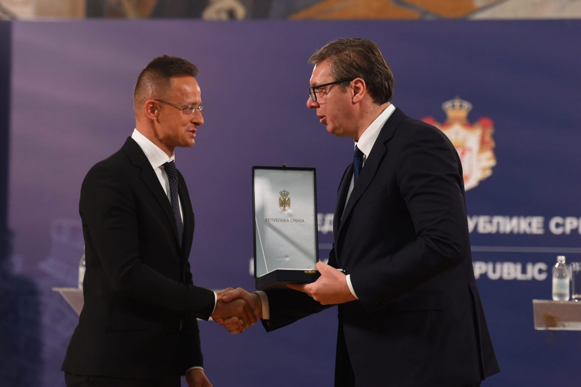 Vučić uručio orden ministru spoljnih poslova Mađarske Peteru Sijartu