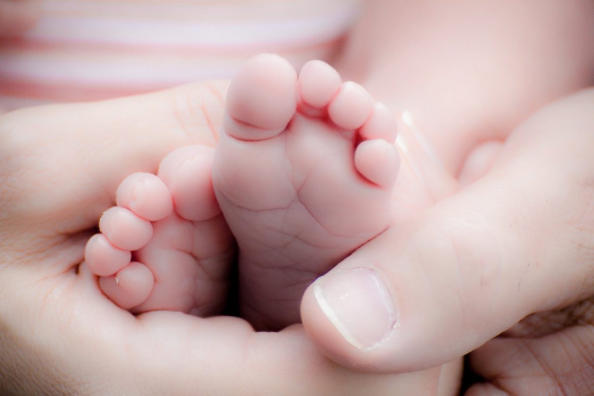 Usvojen Zakon: Porodiljama naknada za odsustvo najmanje u visini minimalca