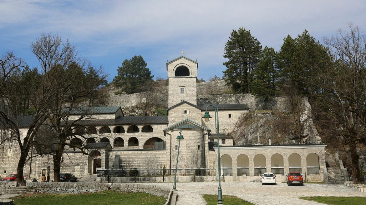 Mitropolija crnogorsko-primorska: Ustoličenje bez sabora ispred manastira