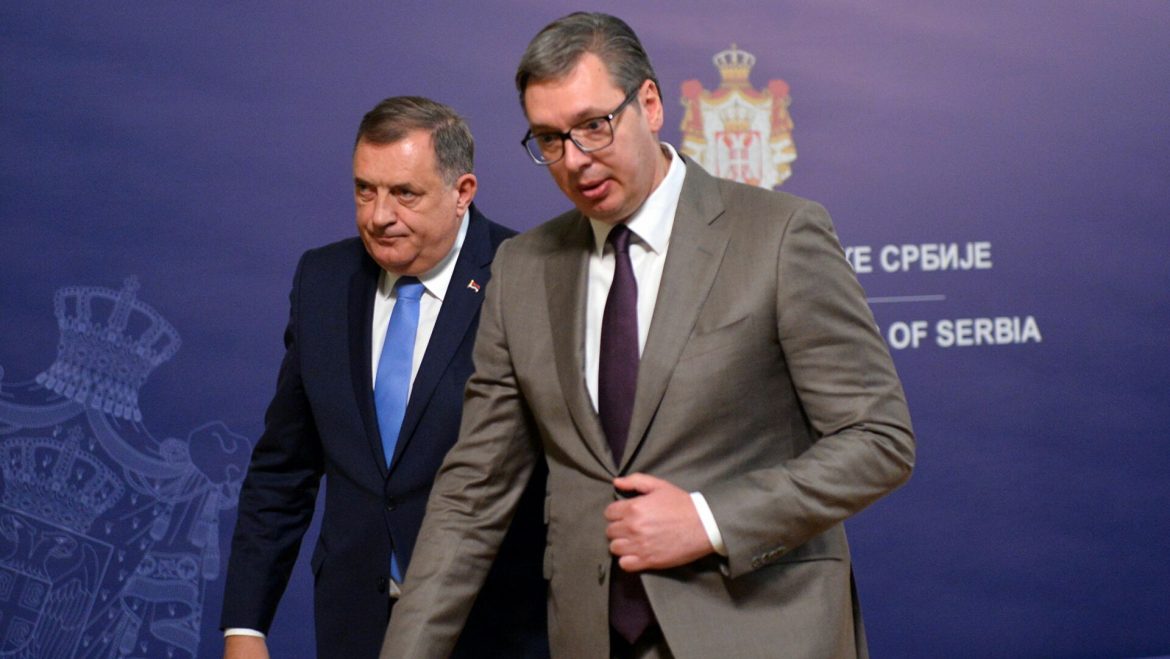 Vučić predao Dodiku prednacrt zajedničkog zakona