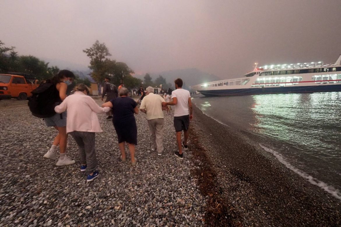 Konzul Srbije u Grčkoj: Srpski turisti na Eviji proveli noć na trajektima, nema povredjenih