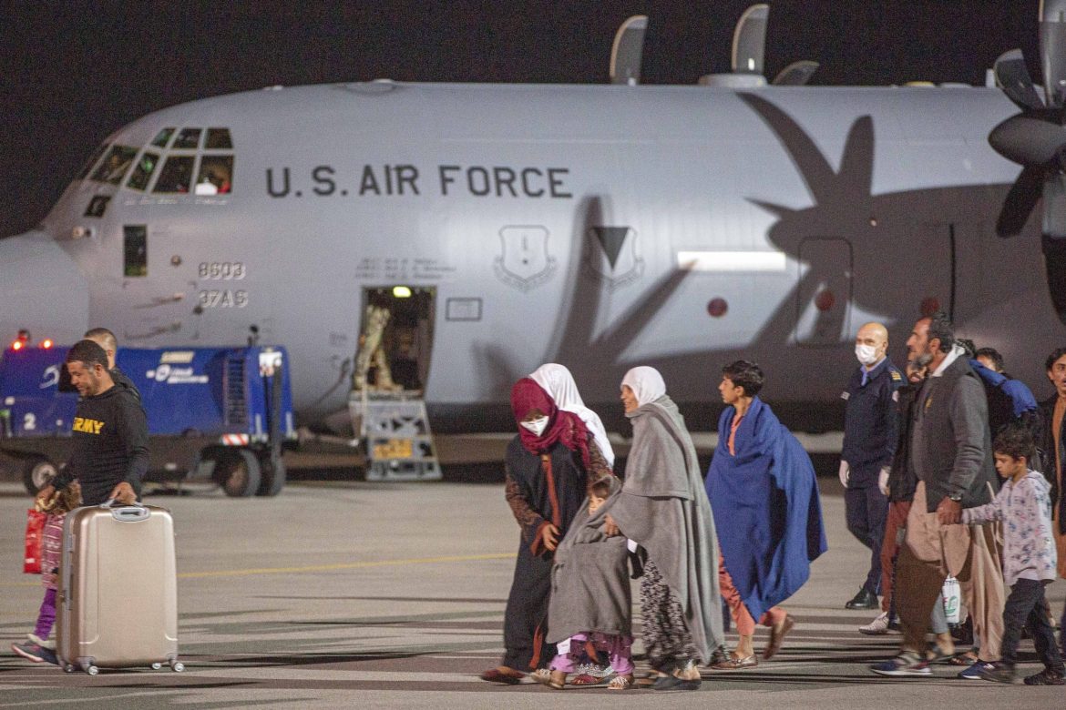 U Prištinu sleteo prvi avion sa izbeglicama iz Avganistana