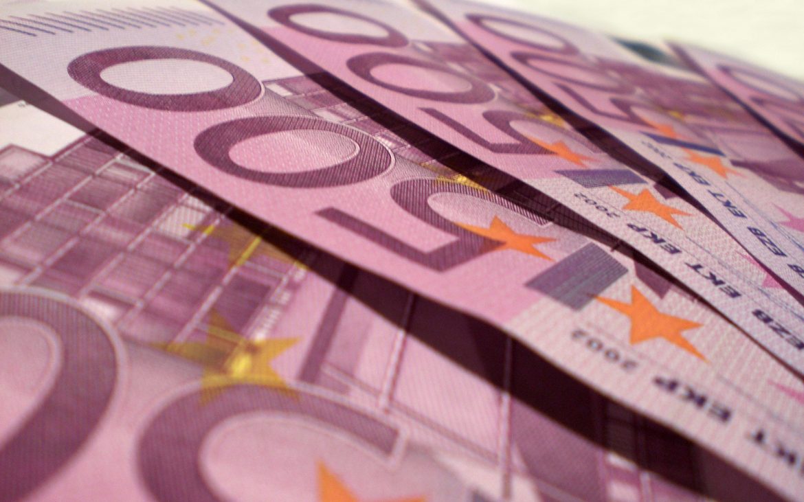 Evro pada u odnosu na funtu, ali jača u odnosu na dolar