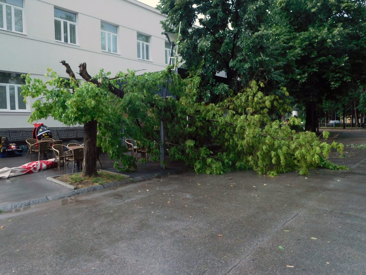 Snažna oluja pogodila Banjaluku, delovi grada bez struje