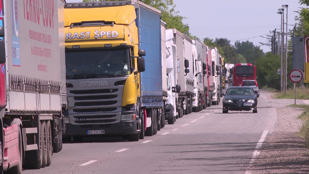 Kamioni čekaju više od 20 sati da pređu granicu na Horgošu