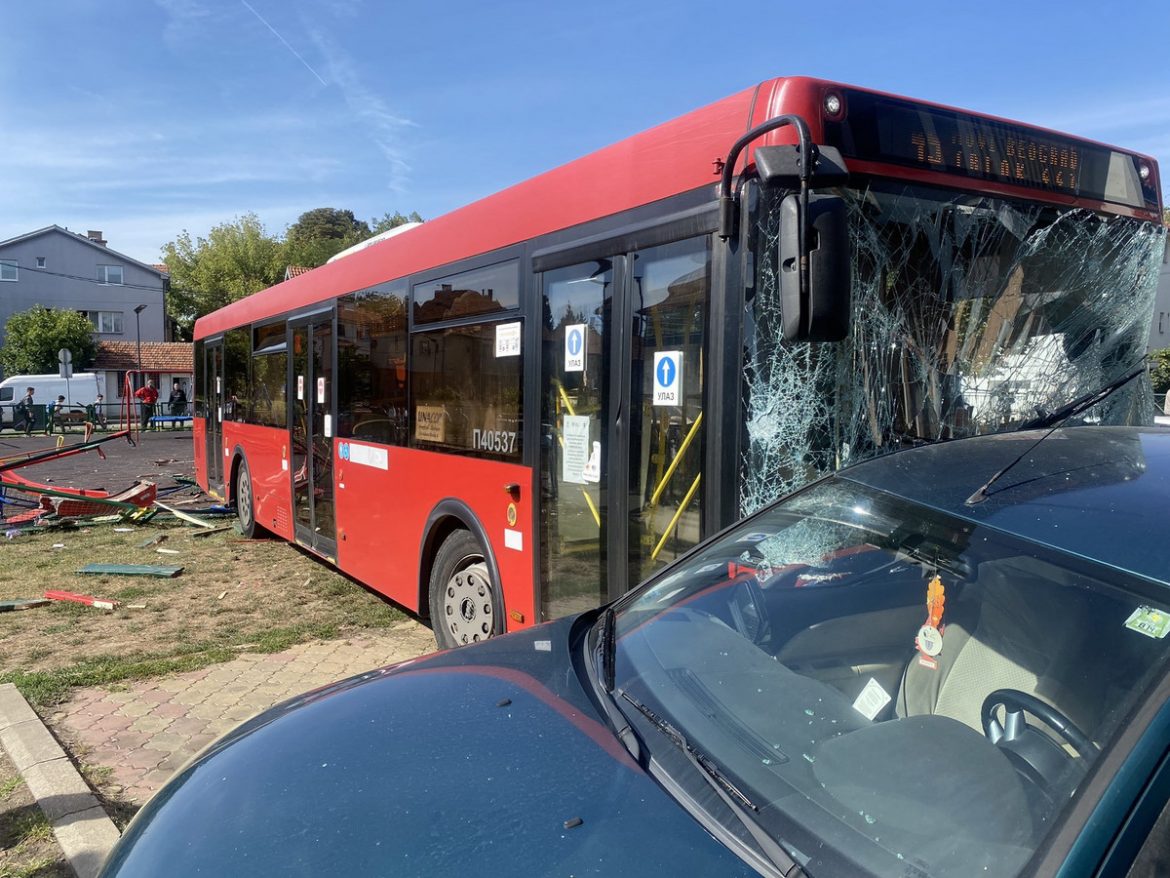 Autobus uleteo u dečje igralište u Zemunu, petoro dece povredjeno