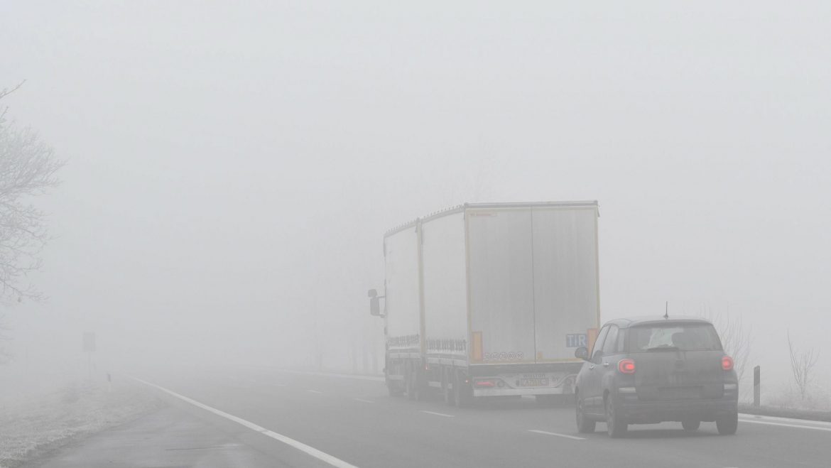 AMSS: Vidljivost smanjena zbog magle, usporen saobraćaj