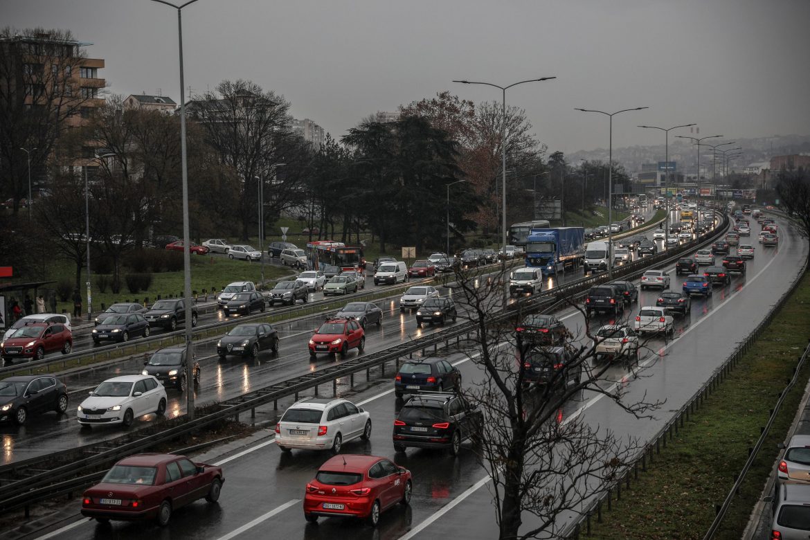 AMSS: Otežani uslovi u saobraćaju zbog kiše i vetra