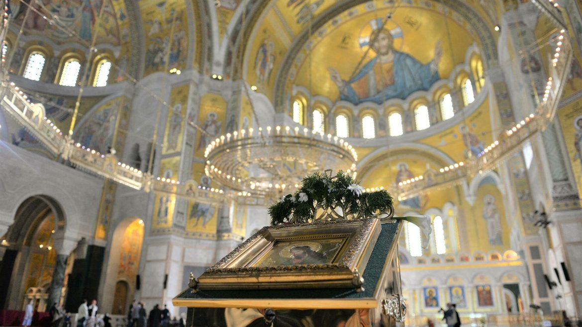 Počela liturgija u Hramu Svetog Save na godišnjicu upokojenja patrijarha Irineja