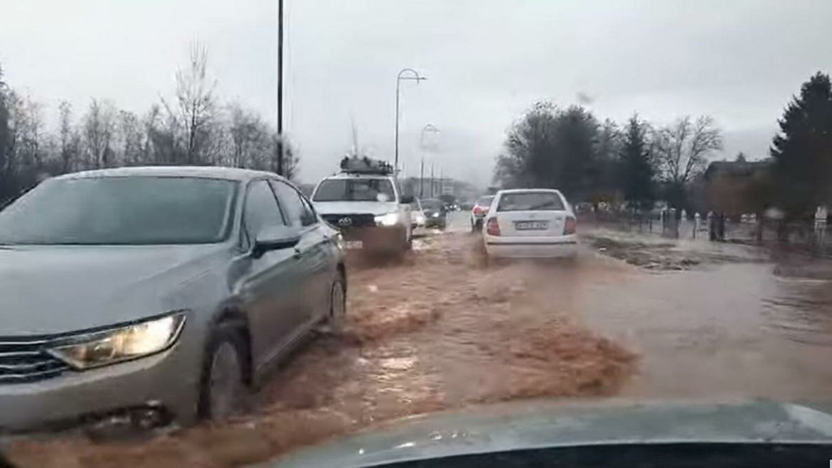 BiH: Kiša izaziva probleme, potopljena sarajevska naselja, saobraćaj blokiran