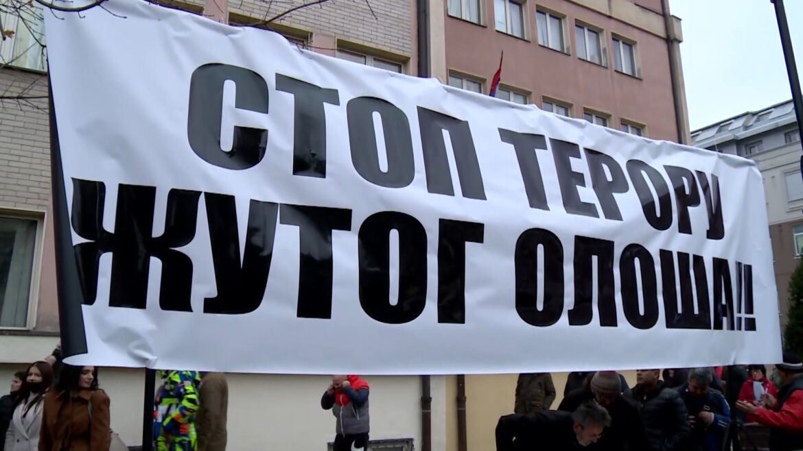 Protest pristalica SNS-a u Šapcu, zahtevaju da se poštuje sloboda kretanja