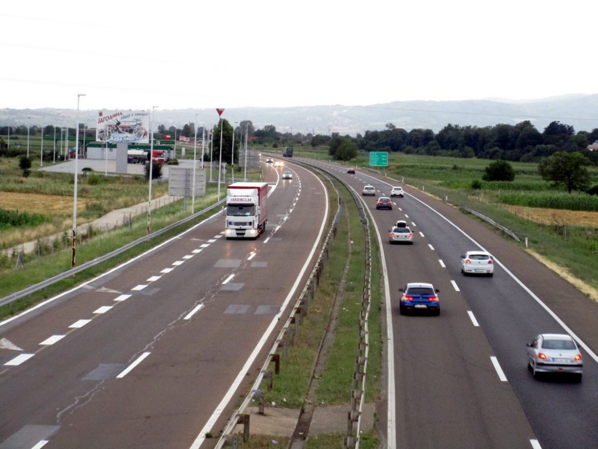 AMSS: Umeren saobraćaj i suvi kolovozi na putevima Srbije
