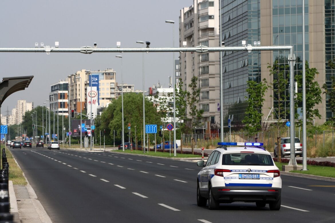 Zbog prebrze vožnje Beograđaninu zabrana upravljanja vozilom, kazna rada i novčana