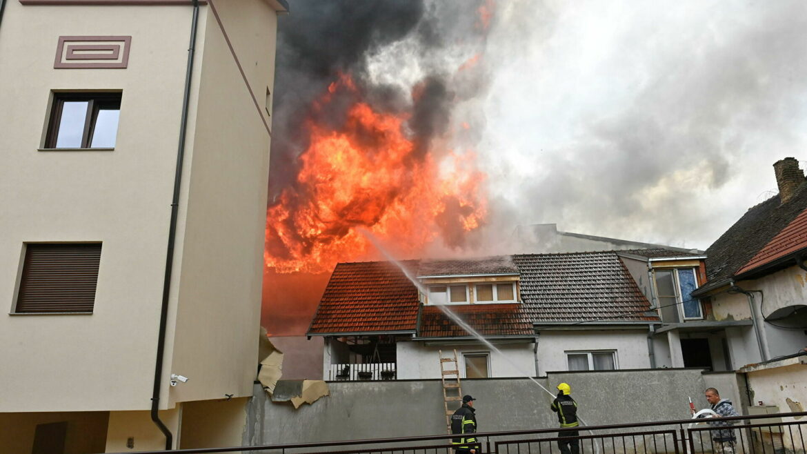 Požar u kineskoj robnoj kući u Obrenovcu, evakuisani radnici