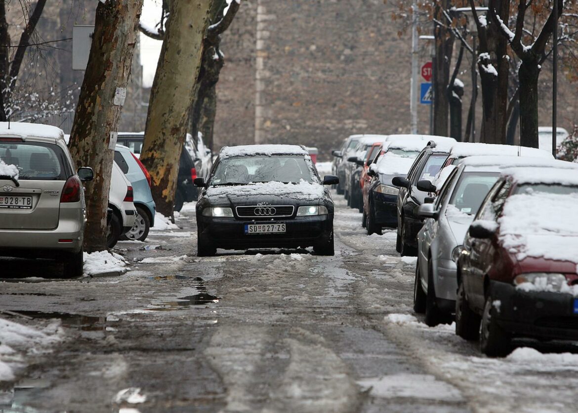 AMSS: Oprez u vožnji zbog magle, mokrih kolovoza i snega na putu