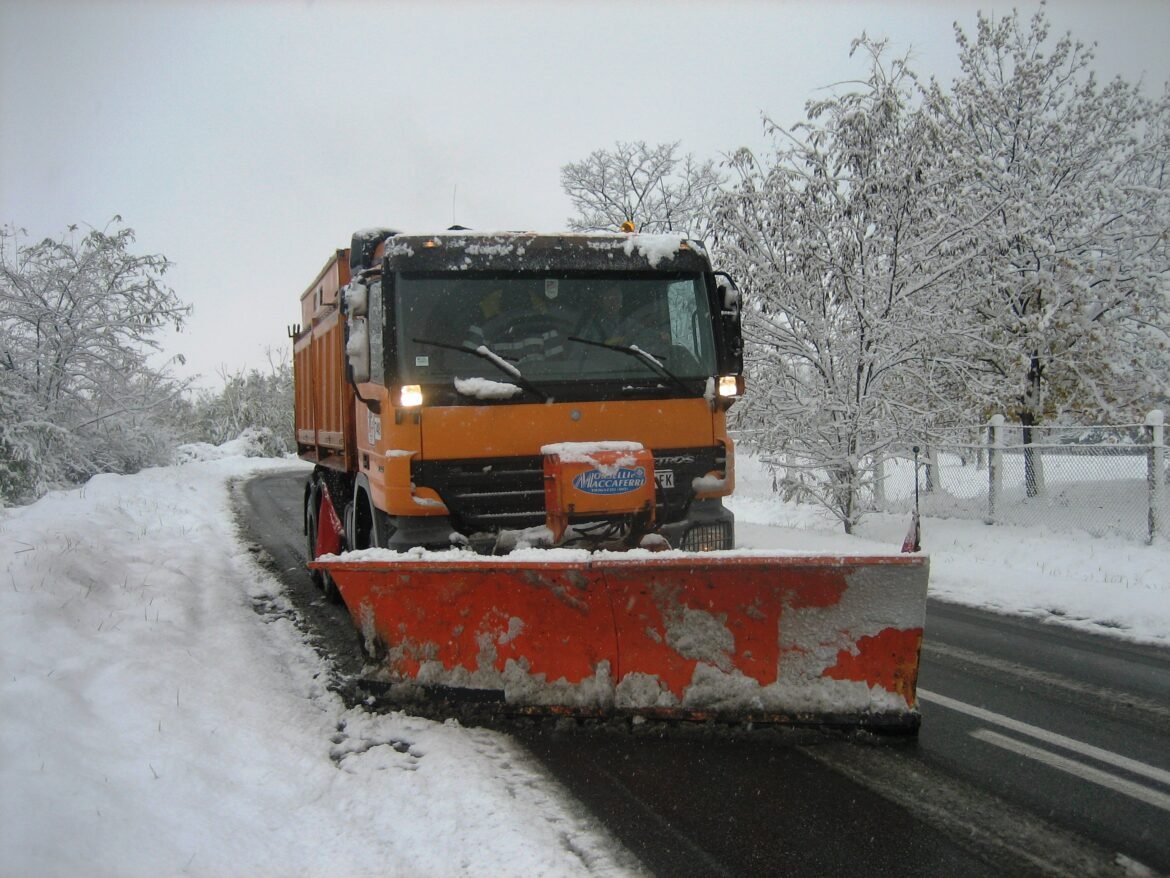 AMSS: Saobraćaj otežan i usporen zbog snega