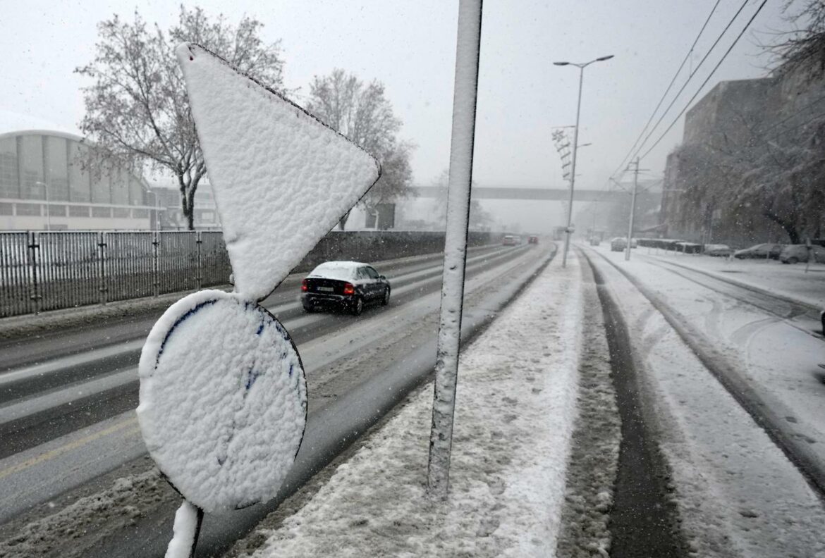 AMSS: Oprez zbog poledice, smanjene vidljivosti i učestalih odrona