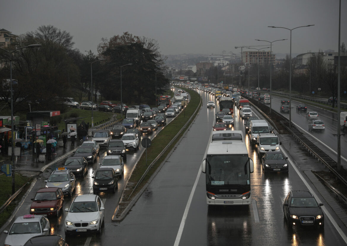 AMSS: Oprez u vožnji zbog vlažnog kolovoza