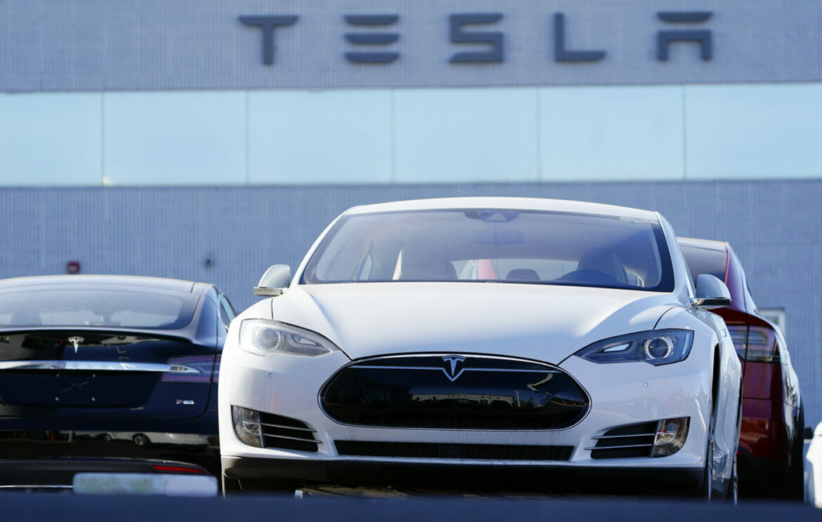 „Tesla“ povlači gotovo pola miliona vozila u Americi