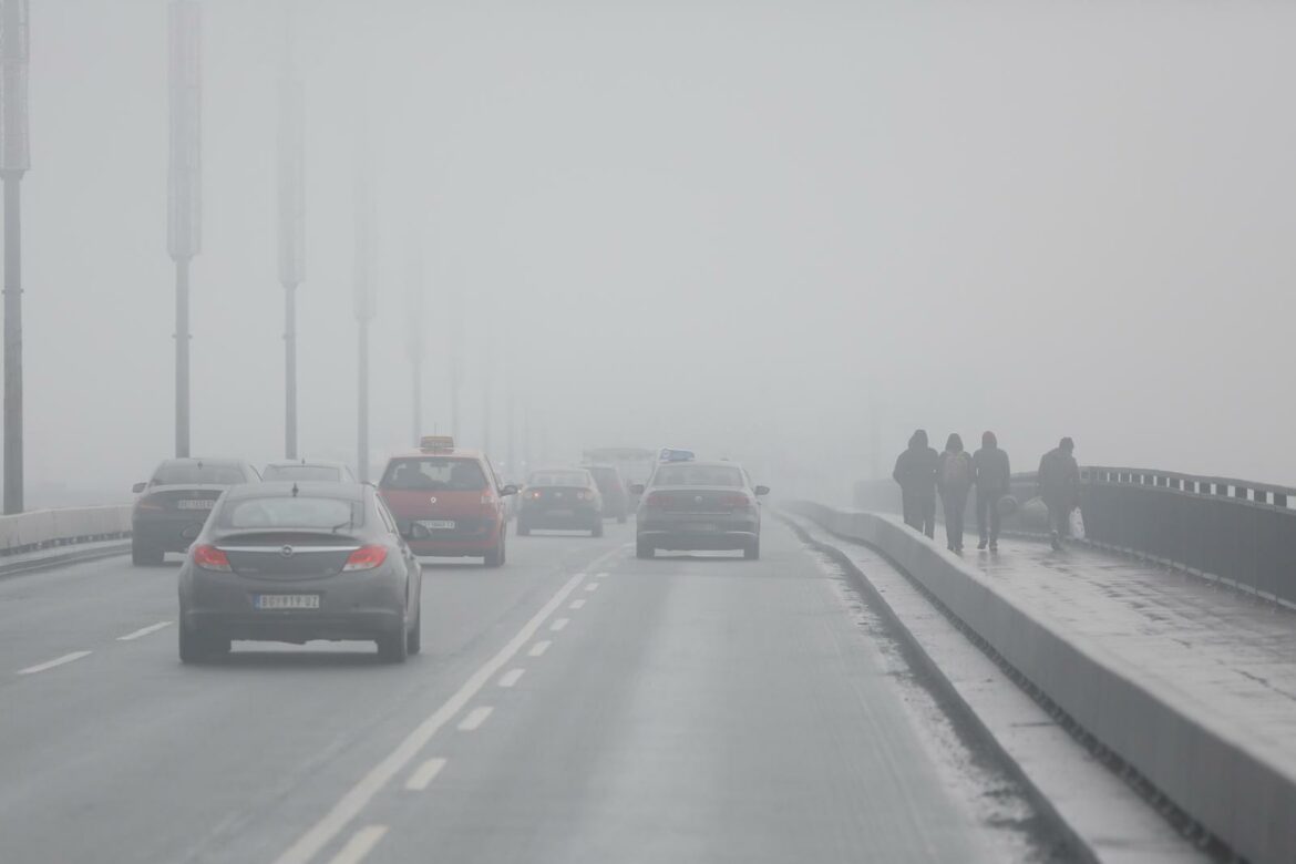 Oprez u vožnji zbog magle koja smanjuje vidljivost na pojedinim deonicama